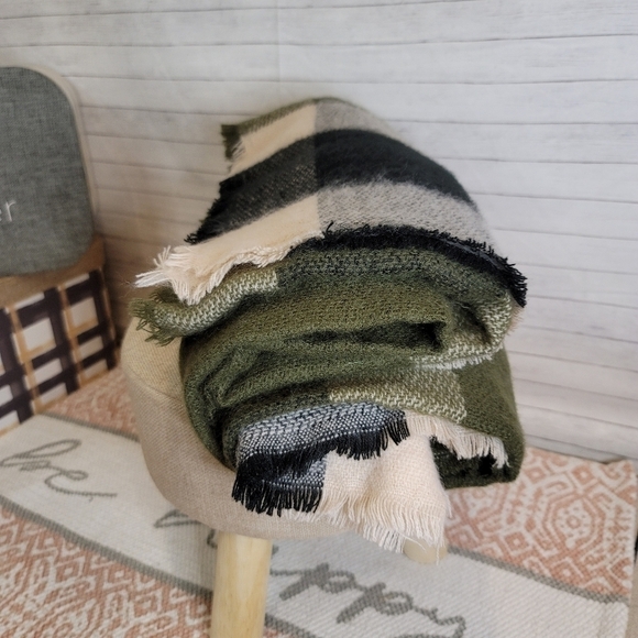 GORGEOUS 100% ACRYLIC BLANKET SCARVE, IN ARMY GREEN, CREAM & BLACK BUFFALO PLAID - Picture 5 of 7